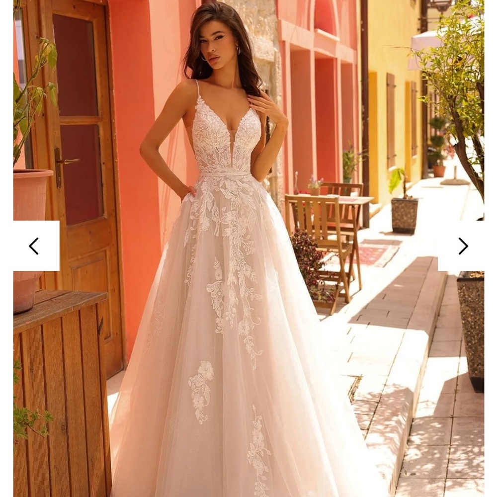 Exquisite Cream Lace Bridal Gown